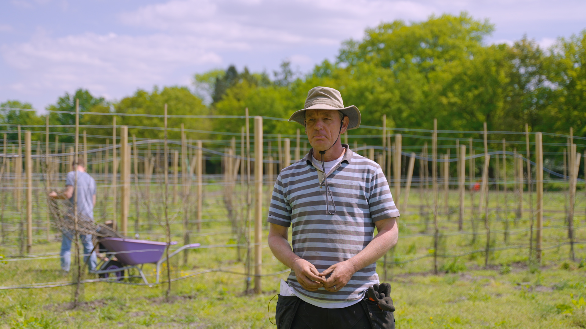 De eerste aanplant pilotproject agroforestry. Hier zie je Ronald van de Herenboerderij in Soest. 